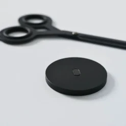 HMM Scissors Base – Aluminium Stand for Vertical Display [Black]