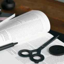 HMM Scissors Base – Aluminium Stand for Vertical Display [Black]