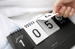 Iconic D-Day Desk Calendar – Perpetual Countdown & Date Tracker